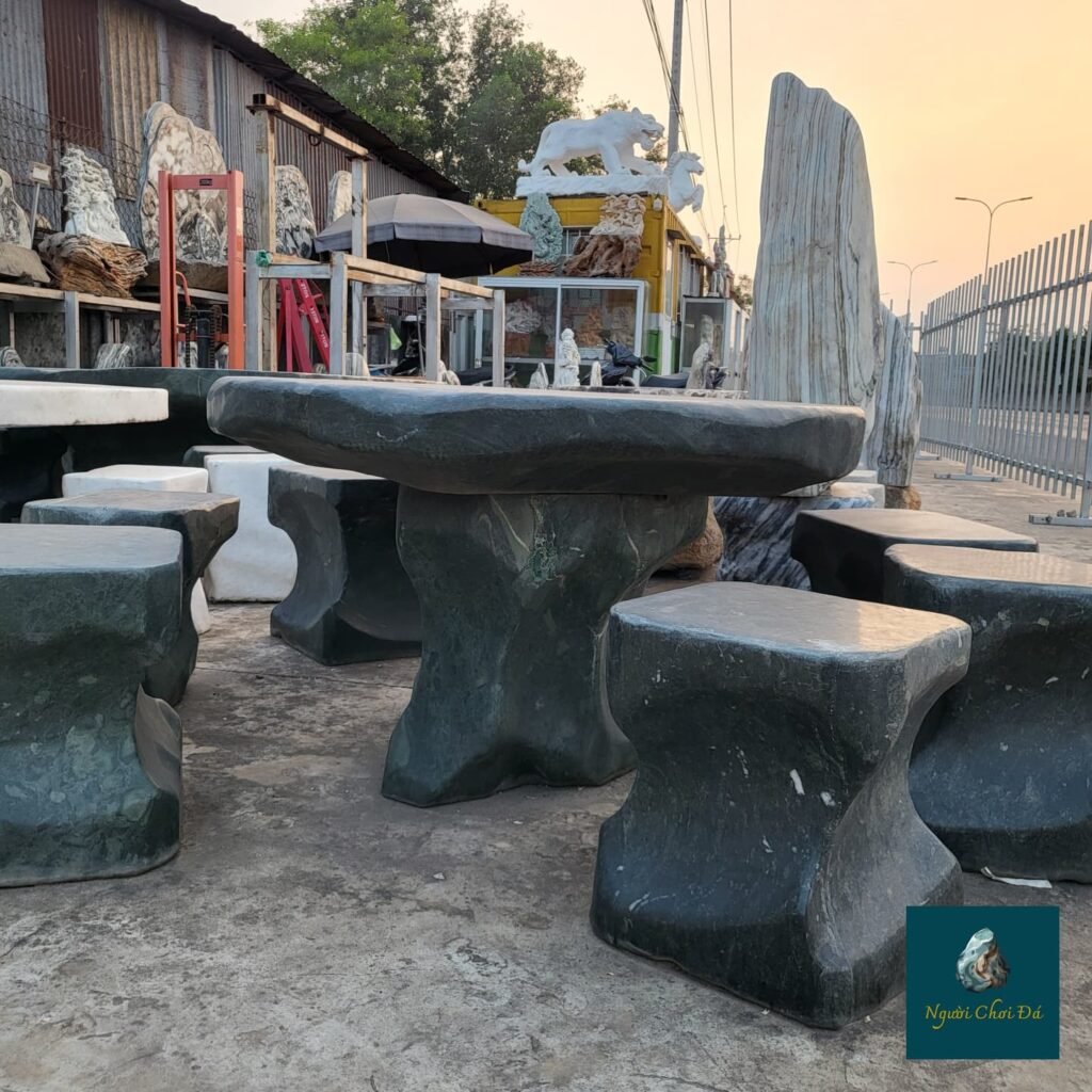 Instagram post from nguoichoidacaocap. This post is in position 2.