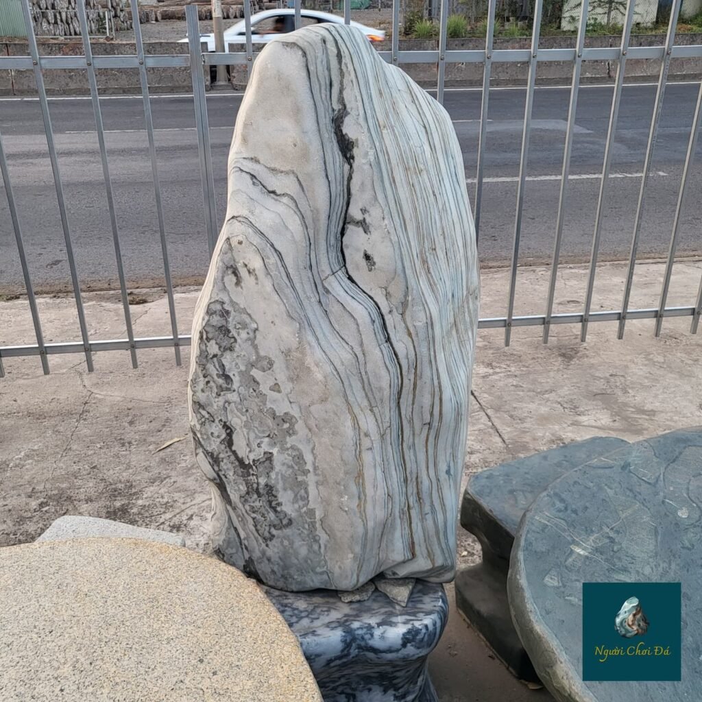 Instagram post from nguoichoidacaocap. This post is in position 2.
