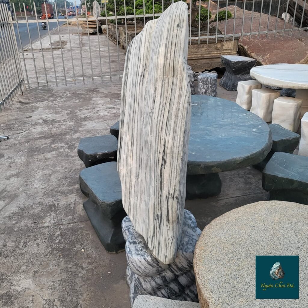 Instagram post from nguoichoidacaocap. This post is in position 1.